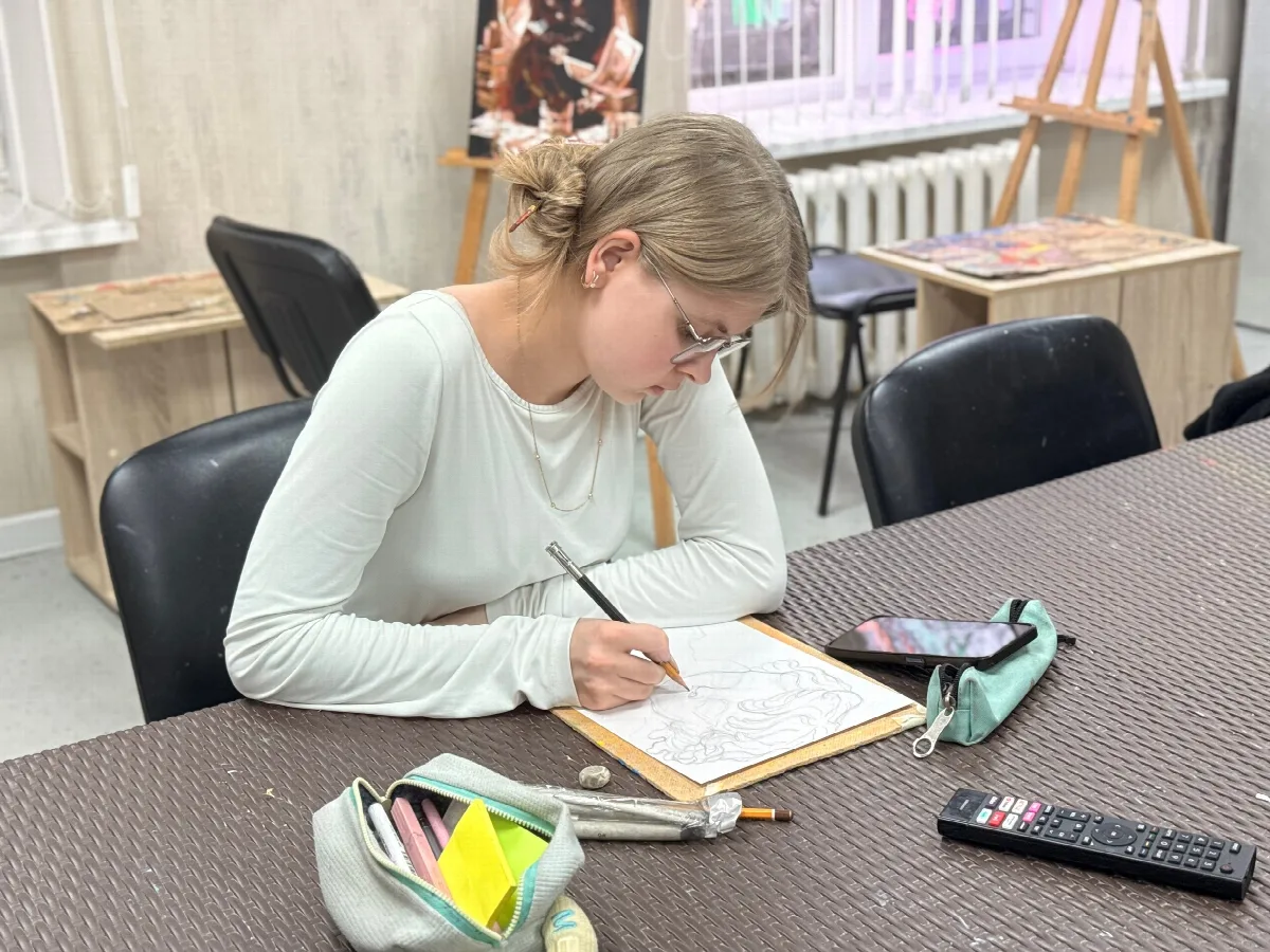 Занятие в художественной мастерской центра «Без границ»
